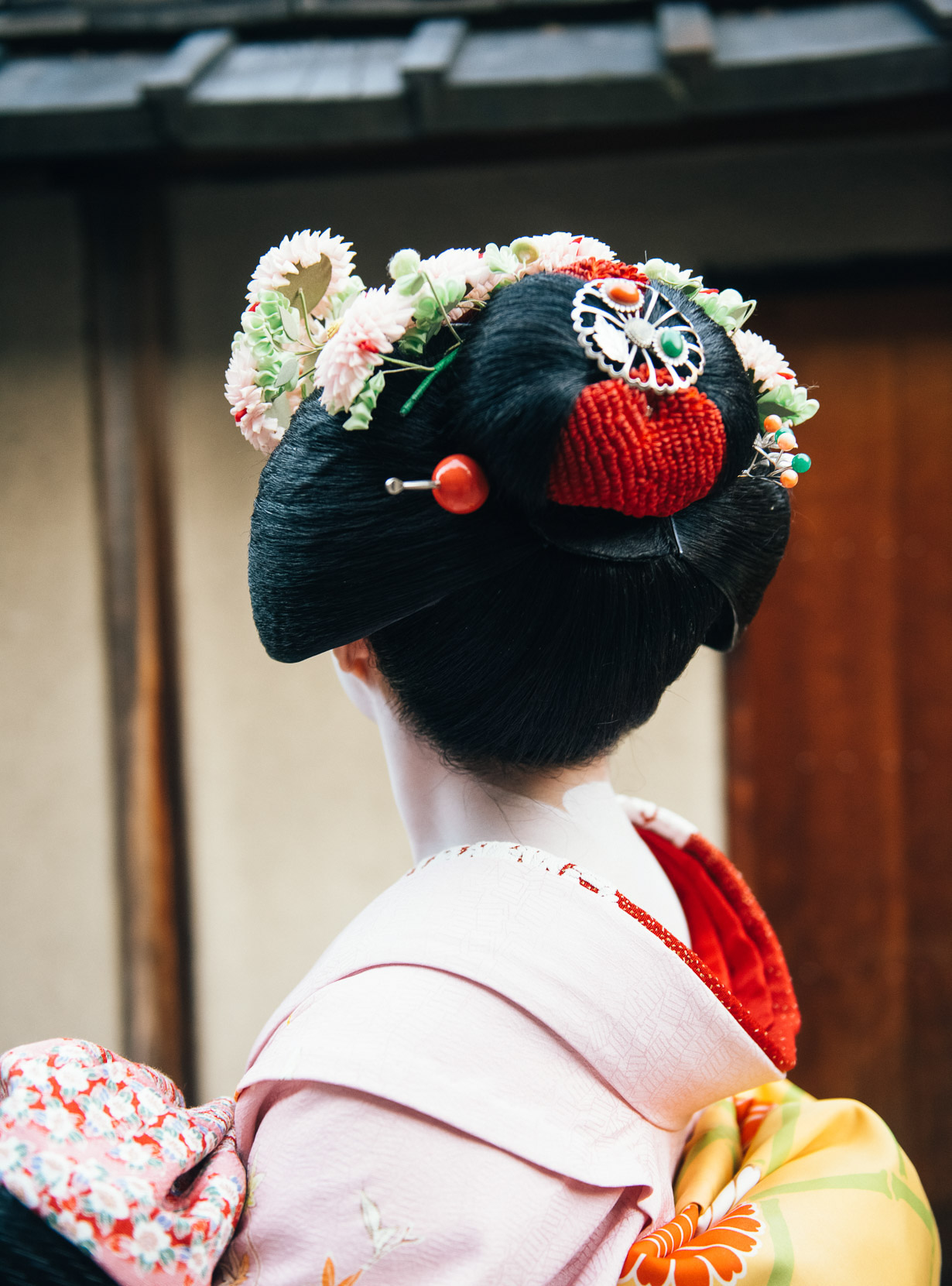Japan, Kyoto. Overhead view of face and hair style of a Japanese Maiko,  Geisha, showing the hair arrangement and Kanzashi, the hair ornaments Stock  Photo - Alamy